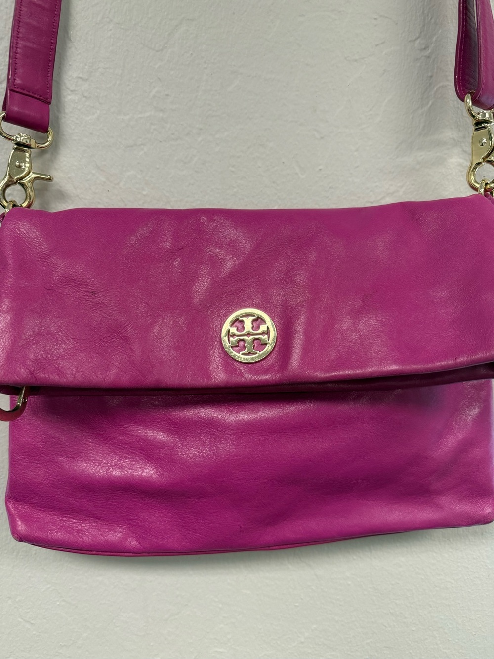 Tory Burch Dena convertible crossbody bag featuring Fold-Over gold tone - Picture 4 of 15